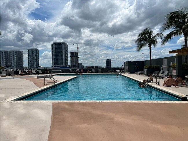 Building Photo - 1750 N Bayshore Dr