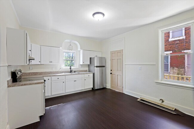 Building Photo - 437 S 14th St