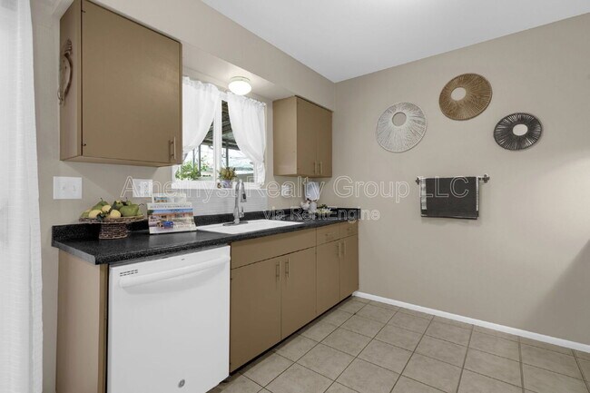 Building Photo - 10547 W Coggins Dr