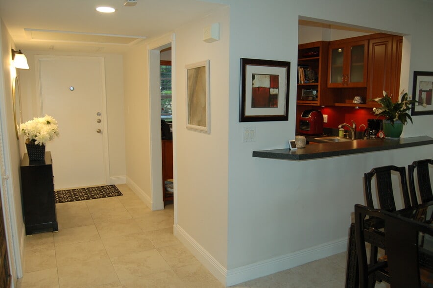 Building Photo - 575 Oaks Ln