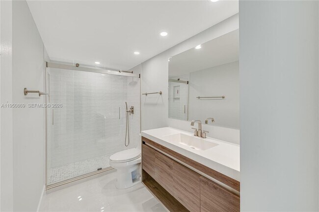 Building Photo - 1121 Crandon Blvd