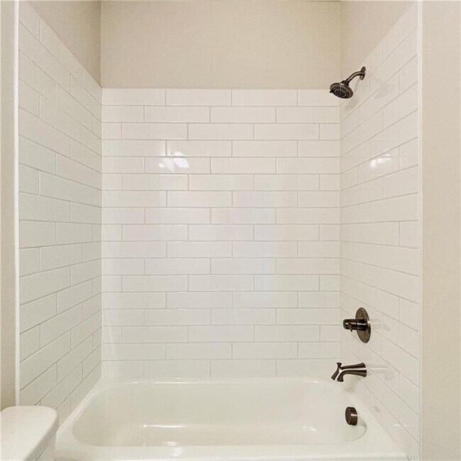 Building Photo - 657 SUMMIT HILL Way
