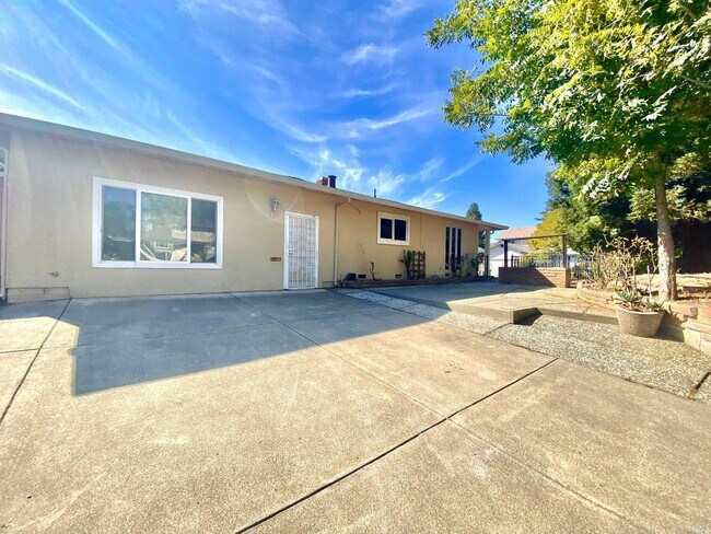 Building Photo - 723 Brookside Dr