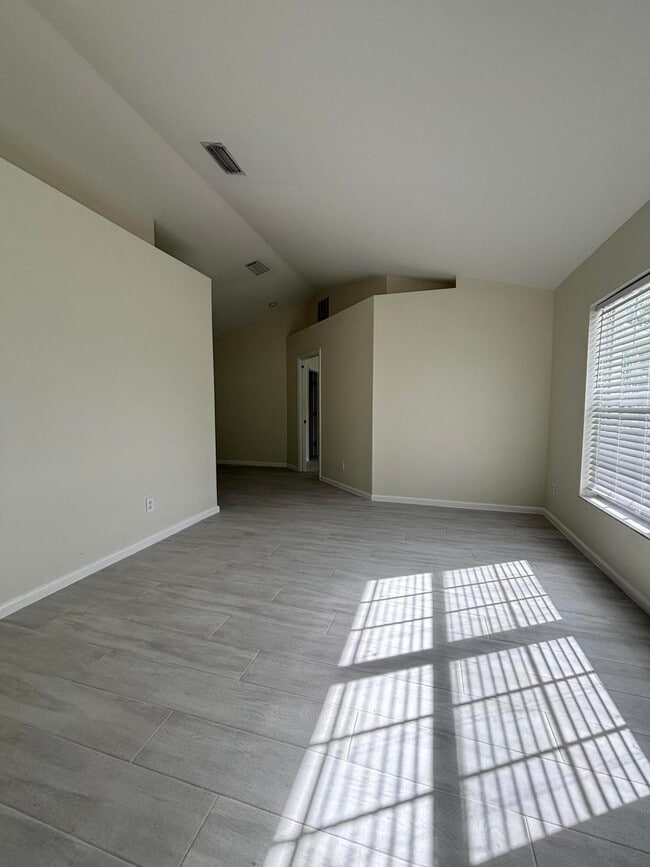 Building Photo - 2109 SE Trillo St