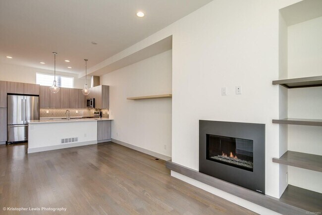 Building Photo - Show Stopper!