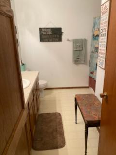 bathroom - 3555 N Gillett St