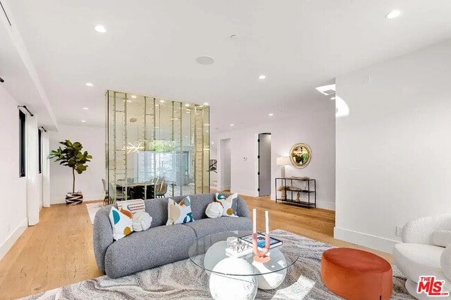 Building Photo - 6201 Lindenhurst Ave