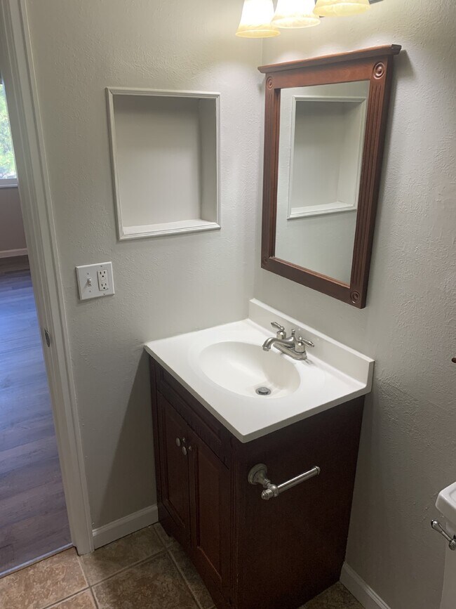 Building Photo - Available July! Newly Updated 2 bed/2 bath...