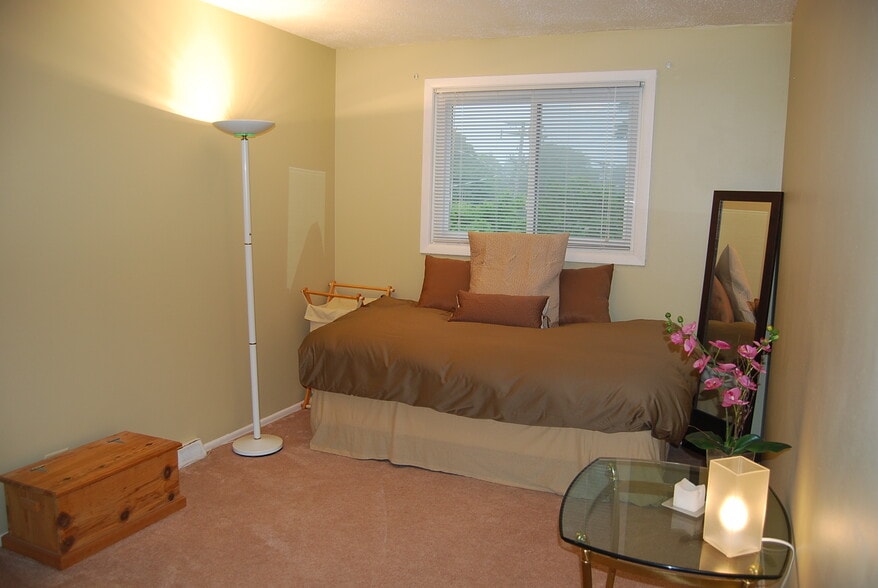 Bedroom 2 - 553 W Park Ave