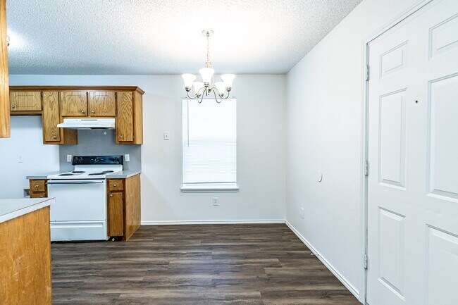 Building Photo - 2 Bedroom House w Large yard