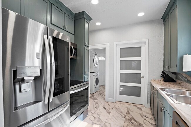 Building Photo - 2560 4th Ave S