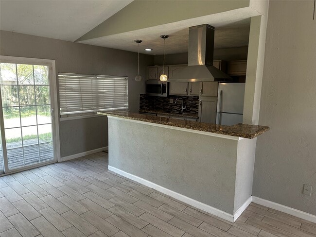 Building Photo - 635 Jeff Davis Dr