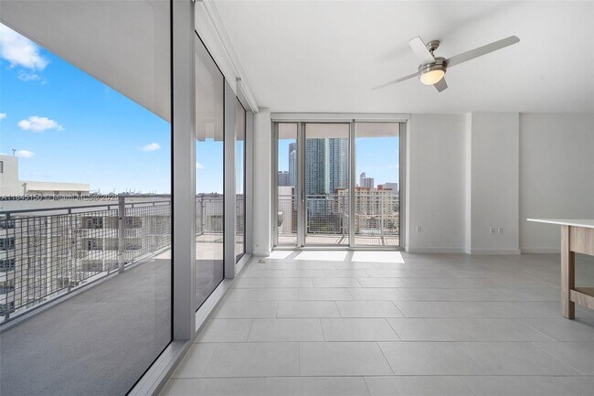 Building Photo - 2150 N Bayshore Dr
