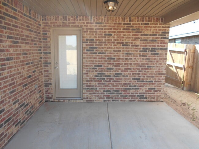 Building Photo - 6 or 12 month lease! Half off first full m...