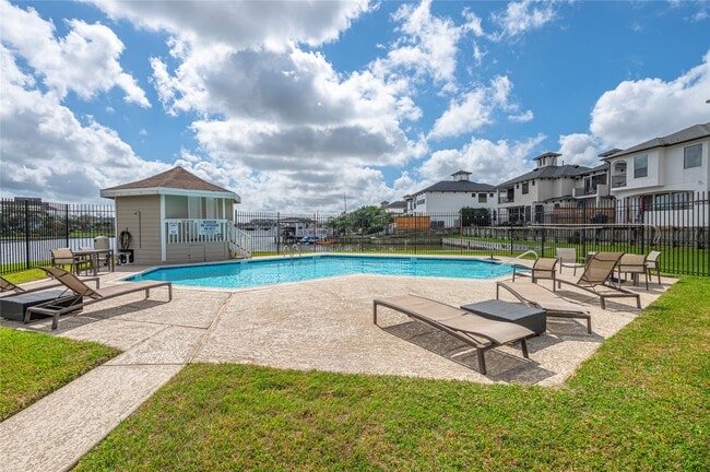 Building Photo - 2060 Glencove Dr