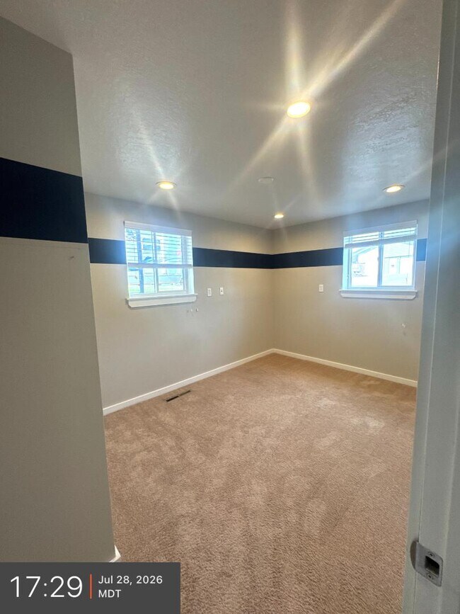 Building Photo - 555 E 170 S