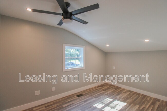 Building Photo - 3494 River Rd