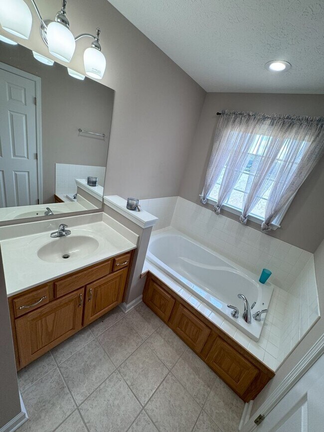 Building Photo - Single Level Home with a Great yard
