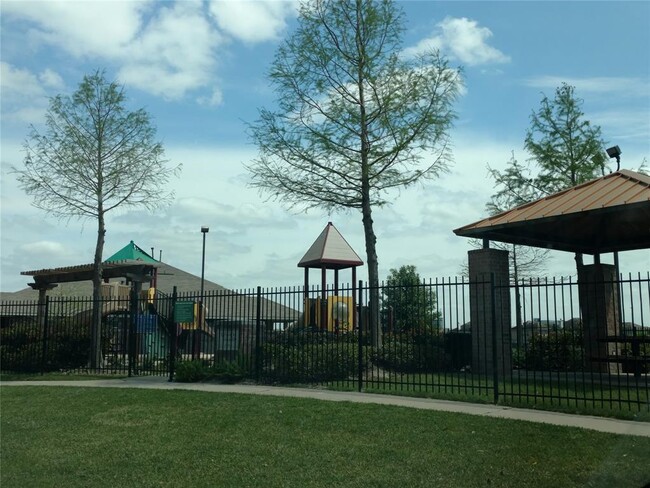 Building Photo - 9927 Driftwood Park Dr