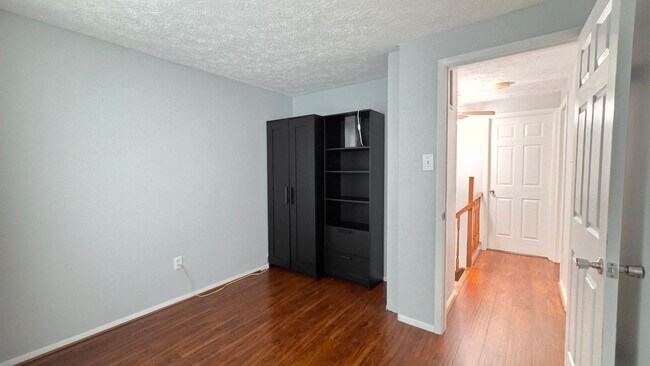 Building Photo - Beautiful Newington Forest Townhome