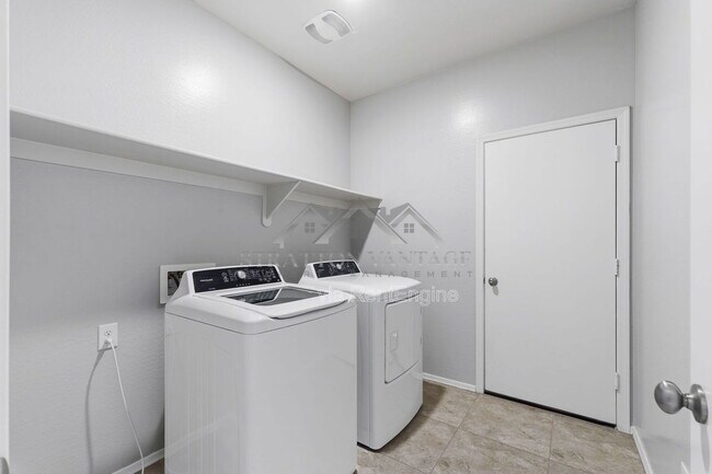 Building Photo - 17878 N Pietra Rd