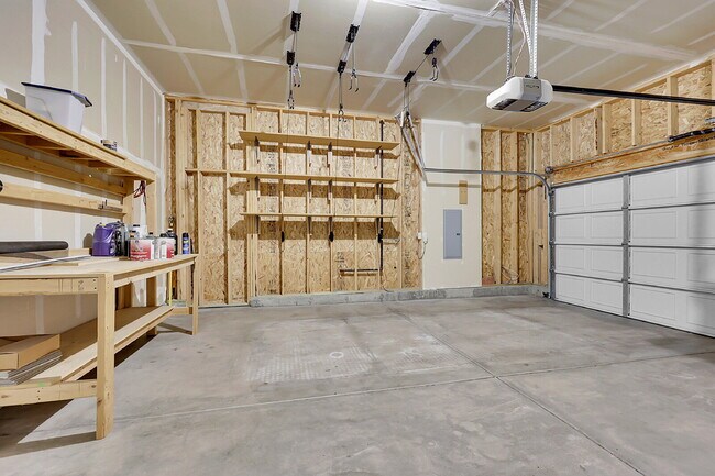 Building Photo - $2,940.95, $300.00 off the first month's rent, 6 Bedrooms, 3 Bathrooms, Single Family Home in Col...