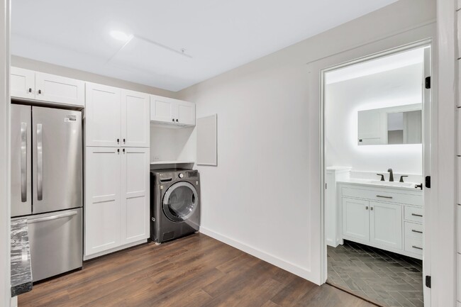 Building Photo - Fully Renovated One Bedroom Apartment on H...