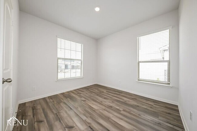 Building Photo - 2041 Hialeah Dr