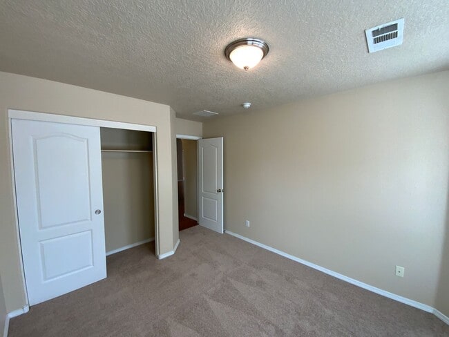 Building Photo - 3 Bedroom Single Story Home Available in T...