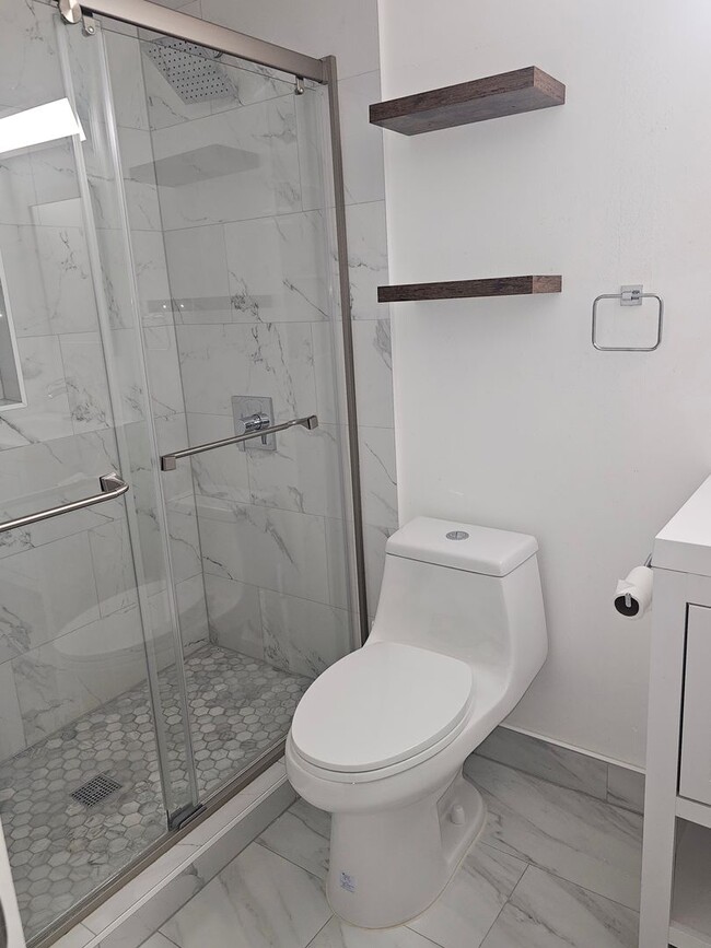 Building Photo - West Seattle! Move In Special 50% off 1st full Month*