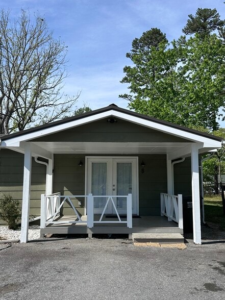 Front of Unit B with front porch - 208 cagle rd