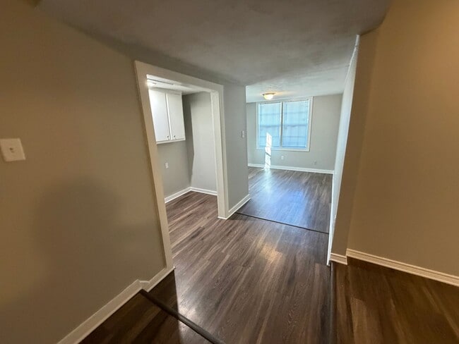 Building Photo - 6360 Greenbriar Dr