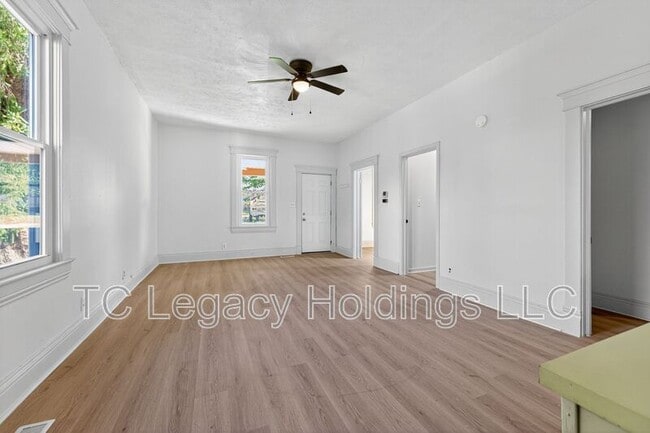 Building Photo - 115 Martin St
