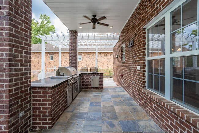 Building Photo - Historic Highland Road Beauty with Bayou V...
