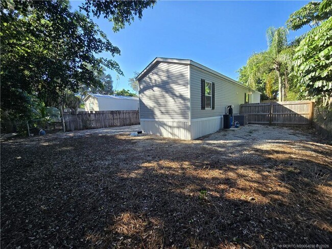 Building Photo - 112 NE 18th St