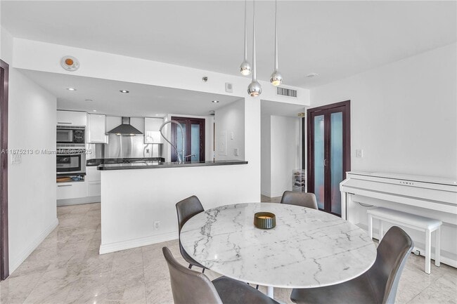 Building Photo - 400 South Pointe Dr