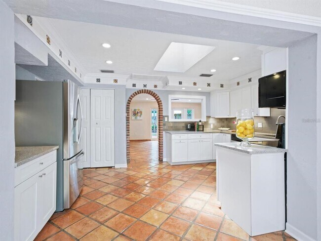 Building Photo - 1127 S Osprey Ave