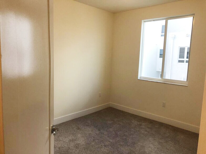 Building Photo - 10229 NW 64th Ter