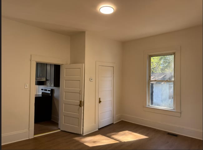 Building Photo - 2 Bedroom 1 bathroom