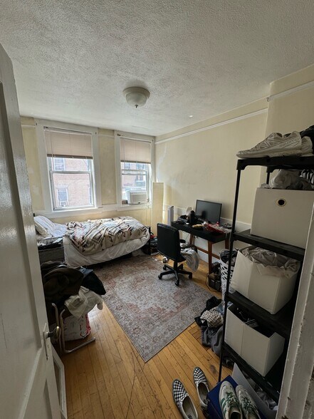 Building Photo - 166 Endicott St