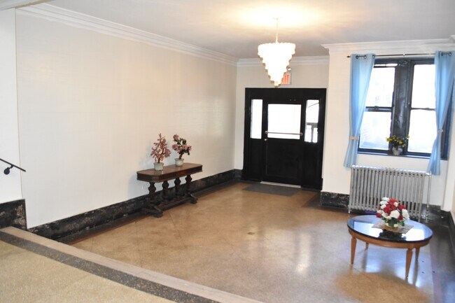 Building Photo - Penthouse One Bedroom