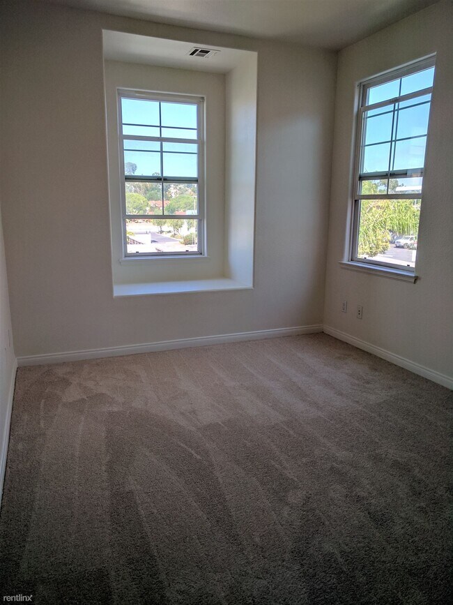 Building Photo - 3 br, 3 bath Townhome - Escondido Park Row