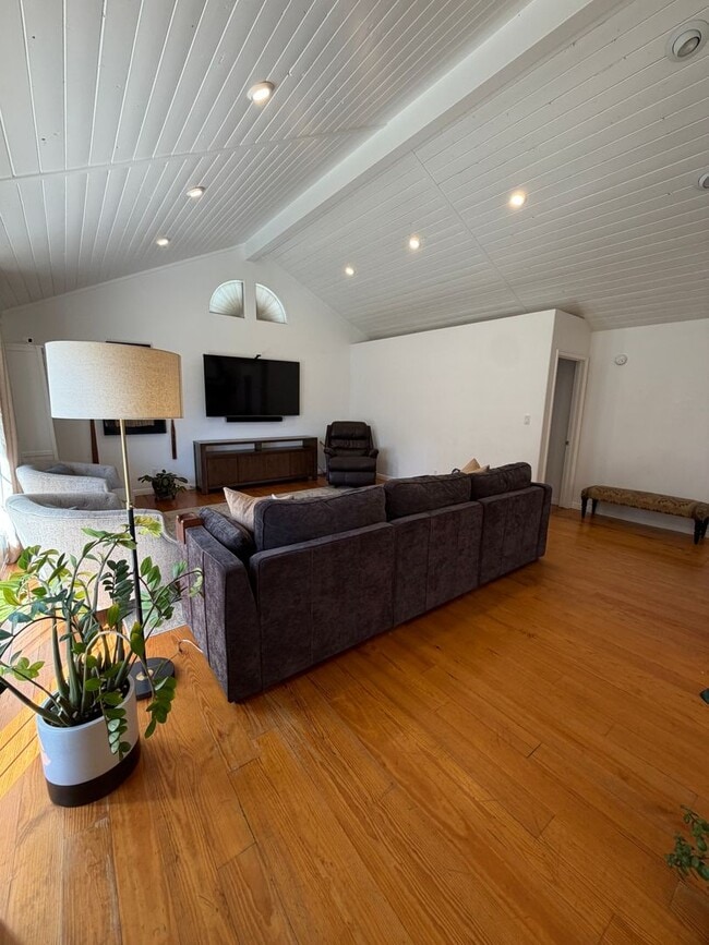 Building Photo - Beautiful 4 bedroom, 3 bathroom Home with a pool!!