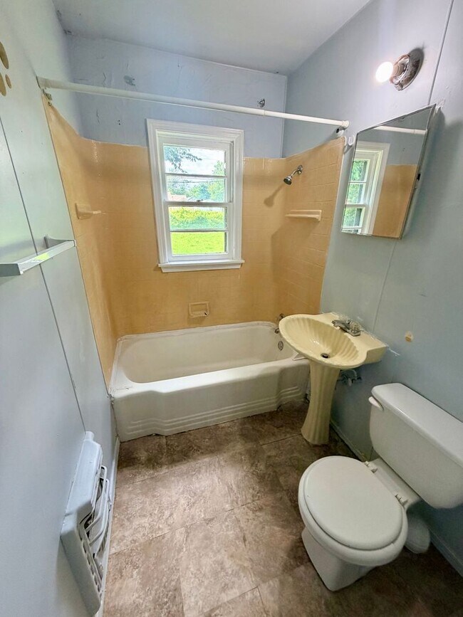 Building Photo - 3 bedroom/1 bath house!