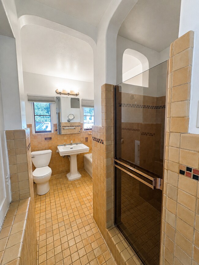 Building Photo - 352 Glen Ellen Dr
