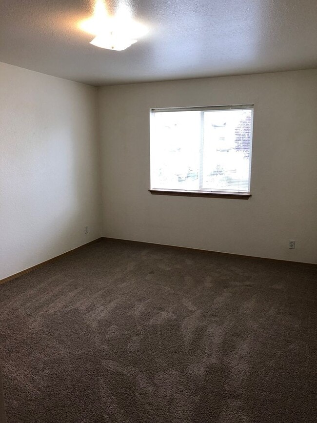 Building Photo - 3 Bedroom, 2.5 Bathroom Townhouse - Locate...