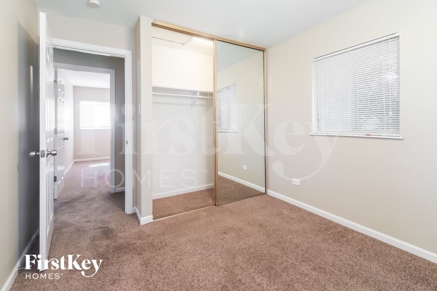 Building Photo - 235 E Wrightwood Ave