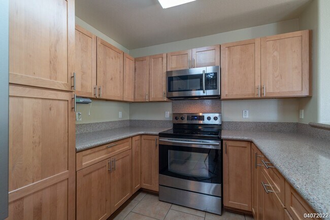 Building Photo - 3 Bed 2.5 Bath Townhome in Spinnaker Place Townhomes 2