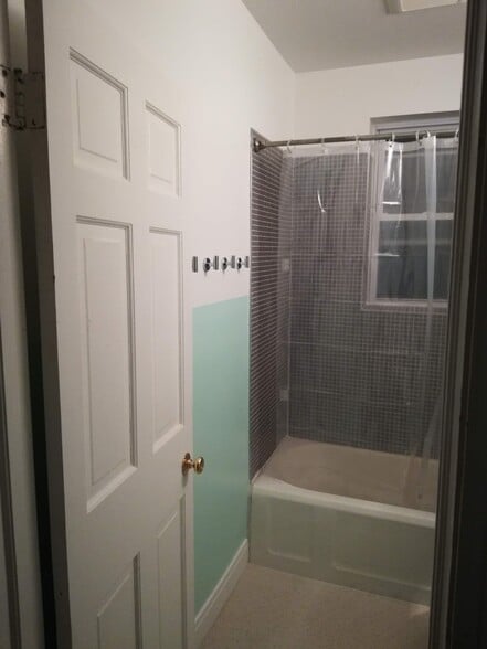 Bathroom - 1500 N Artesian Ave