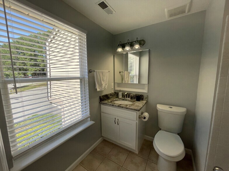 En suite bathroom with high powered exhaust fan/excellent humidity removal and walk-in shower to rig - 4204 Whistler Ct
